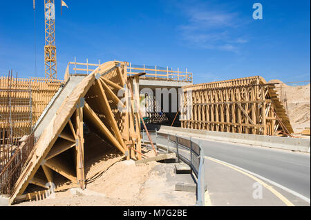 Costruzione di ponti, impalcature in legno sulla strada B207, Heiligenhafen, Mar Baltico, Schleswig-Holstein, Germania, Europa Foto Stock