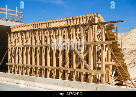 Costruzione di ponti, impalcature in legno sulla strada B207, Heiligenhafen, Mar Baltico, Schleswig-Holstein, Germania, Europa Foto Stock