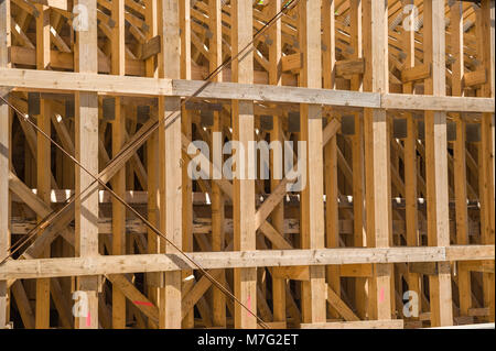 Costruzione di ponti, impalcature in legno sulla strada B207, Heiligenhafen, Mar Baltico, Schleswig-Holstein, Germania, Europa Foto Stock