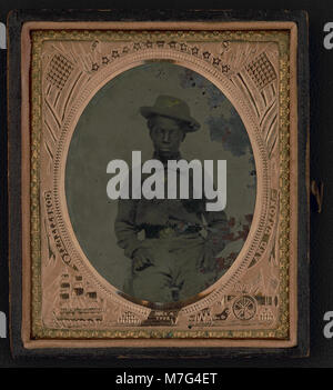 Questa fotografia raffigura un giovane soldato afroamericano non identificato in un'uniforme dell'esercito dell'Unione durante la guerra civile. La sua immagine riflette la partecipazione degli afroamericani all'esercito dell'Unione. Foto Stock
