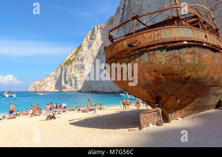 Zante Grecia, settembre 27, 2017: turisti che si godono un giorno di estate sulla spiaggia di Navagio con Naufragio in Grecia. L'isola di Zante. Foto Stock