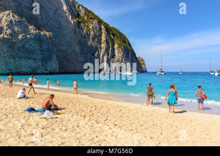 Zante Grecia, settembre 27, 2017: turisti che si godono un giorno di estate sulla spiaggia di Navagio in Grecia. L'isola di Zante. Foto Stock