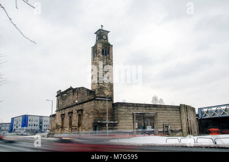 GLASGOW, SCOZIA - 3 MARZO 2018: una lunga esposizioni della Caledonia strada libera chiesa nel Gorbals durante la Bestia da est tempesta. Foto Stock