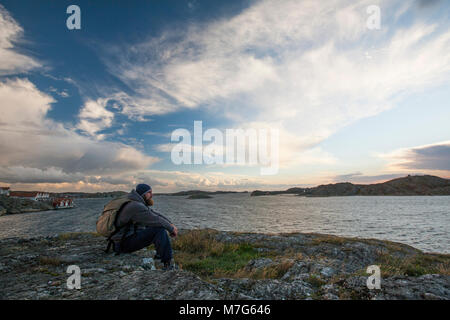 L'uomo trekking isola Tjorn, Svezia Foto Stock