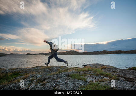 L'uomo trekking isola Tjorn, Svezia Foto Stock