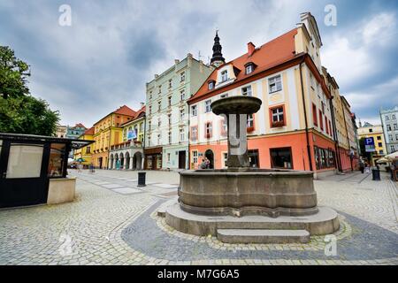 SWIDNICA, Polonia - Luglio 05, 2017: Fontana e tenements burgher alla piazza del mercato della città vecchia di Swidnica, Bassa Slesia Foto Stock