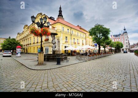 SWIDNICA, Polonia - Luglio 05, 2017: Fontana e tenements burgher alla piazza del mercato della città vecchia di Swidnica, Bassa Slesia Foto Stock