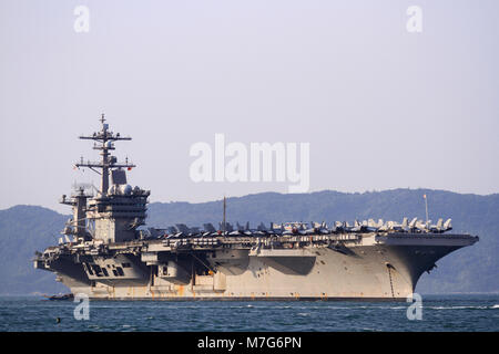 Gli Stati Uniti portaerei USS Carl Vinson, ancorata al largo di Tien Sa porta su Marzo 5, 2018 in Danang, Vietnam. Foto Stock
