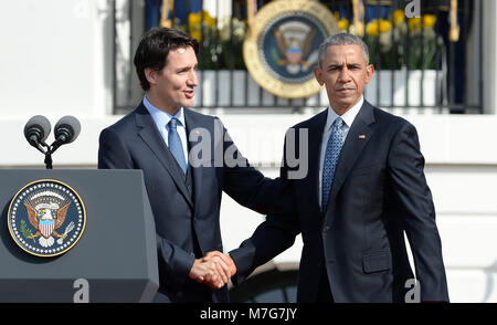 Il primo ministro Justin Trudeau del Canada scuote le mani con il Presidente degli Stati Uniti Barack Obama durante una cerimonia di benvenuto alla Casa Bianca per una visita ufficiale Marzo 10, 2016 a Washington, D.C. Credito: Olivier Douliery / Pool via CNP/MediaPunch Foto Stock