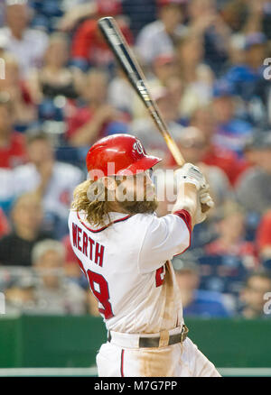 Washington cittadini sinistra fielder Jayson Werth (28) collega per un lungo per singolo cliente Michael A. Taylor da prima di battere i Chicago Cubs 5 - 4 nel dodicesimo inning ai cittadini Park a Washington D.C. il Mercoledì, 15 giugno 2016. Credito: Ron Sachs / CNP/MediaPunch ***per solo uso editoriale*** Foto Stock