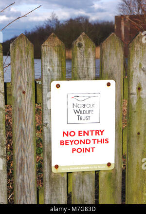 Una vista di un dispositivo di sicurezza nessun segno di entrata sul Ranworth vasta Riserva naturale su Norfolk Broads a Ranworth, Norfolk, Inghilterra, Regno Unito, Europa. Foto Stock