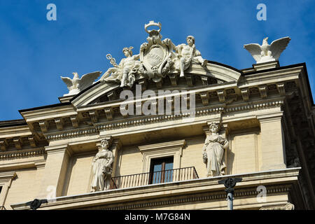 Sculture in un balcone in Piazza della Repubblica (Piazza della Repubblica). Roma, Italia Foto Stock