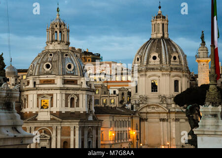 Santa Maria di Loreto e la Chiesa del Santissimo Nome di Maria al Foro Traiano. Roma, Italia Foto Stock