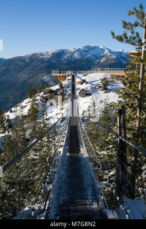 La vista di Howe Sound e le montagne circostanti dalla cima della Squamish Sea to Sky gondola in British Columbia, Canada. Foto Stock