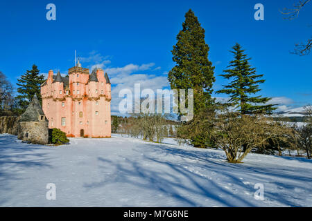 Castello di Craigievar ABERDEENSHIRE Scozia cielo blu la torre rosa circondato da Evergreen abeti e profondo neve invernale Foto Stock