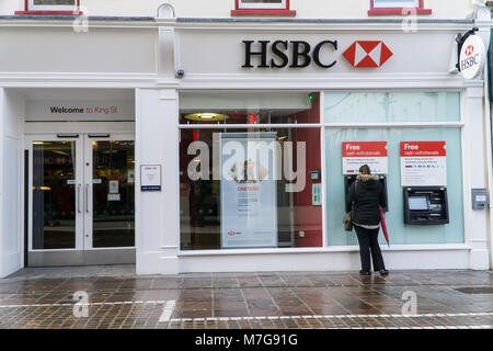 Donna fare un ritiro da una banca HSBC ATM,Jersey,Isole del Canale Foto Stock