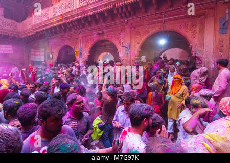 Holi a Banke Bihari tempio, Vrindavan 2018 Foto Stock