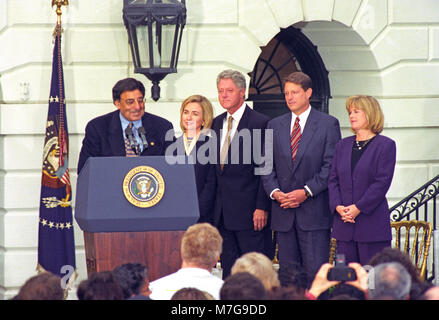 Il capo del personale della Casa Bianca, Leon Panetta accoglie favorevolmente il Clintons e i fusi torna alla Casa Bianca di Washington, DC a seguito della loro rielezione di vittoria il 6 novembre 1996. Da sinistra a destra: Panetta; prima signora Hillary Rodham Clinton, presidente degli Stati Uniti Bill Clinton, Vicepresidente degli Stati Uniti Al Gore e il ribaltatore Gore. Credito: Ron Sachs / CNP/MediaPunch Foto Stock