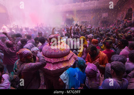 Holi a Banke Bihari tempio, Vrindavan 2018 Foto Stock