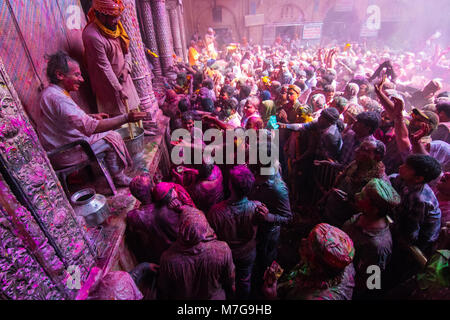 Holi a Banke Bihari tempio, Vrindavan 2018 Foto Stock