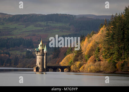 Acqua gotica Torre tendendo a Lake Vyrnwy serbatoio, Galles Foto Stock