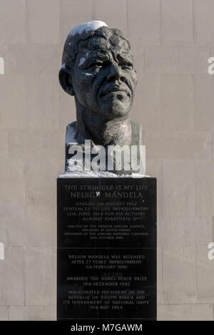 Snow capped Nelson Mandela scultura in bronzo di Iain Walters al di fuori della Royal Festival Hall di Londra di Southbank. Nelson Mandela era un sudafricano Foto Stock