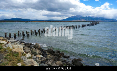 Il Molo Vecchio (Muelle Historico) in Almirante Montt golfo in Patagonia - Puerto Natales, regione di Magallanes, Cile Foto Stock