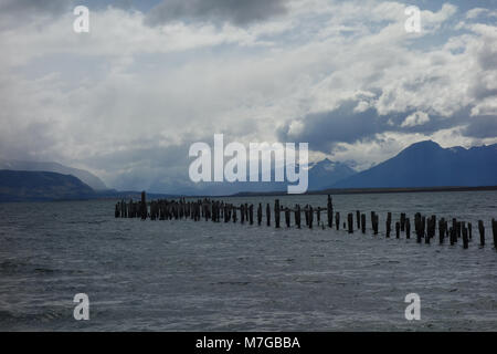 Il Molo Vecchio (Muelle Historico) in Almirante Montt golfo in Patagonia - Puerto Natales, regione di Magallanes, Cile Foto Stock