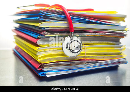 Montreal, Canada, 10 Marzo,2018.Lo stetoscopio sulla sommità di una pila di file medico. Credito: Mario Beauregard/Alamy Live News Foto Stock