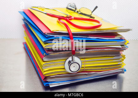 Montreal, Canada, 10 Marzo,2018.Lo stetoscopio sulla sommità di una pila di file medico. Credito: Mario Beauregard/Alamy Live News Foto Stock