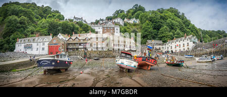 Vista del patrimonio scenico villaggio di pescatori di Clovelly, guardando verso l'alto dalla parete del porto mentre la marea è fuori Foto Stock