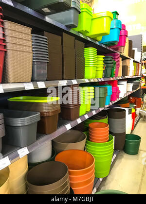 Vasi di plastica e scatole sugli scaffali del mercato Foto Stock