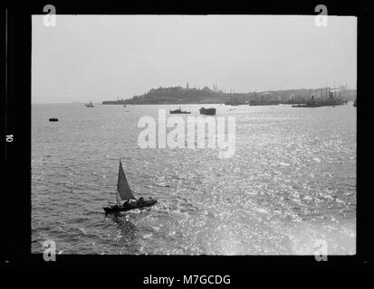 Questa fotografia cattura una vista di Costantinopoli vicino al Top Kapu Park, un'area storica di Istanbul. L'immagine mette in evidenza le caratteristiche architettoniche e il paesaggio urbano della città durante un periodo specifico della sua storia. Foto Stock