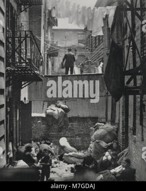 Riis, Jacob A. - "Baxter Street Alley, genau auf der Hinterseite des Bandit il posatoio" (Zeno fotografie) Foto Stock