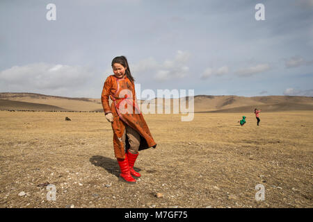 Hatgal, Mongolia, 2 Marzo 2018: il mongolo ragazze divertirsi in una steppa Foto Stock