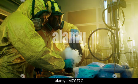 In metropolitana farmaco due laboratori chimici clandestino mix prodotti chimici durante la cottura di sostanze stupefacenti. Essi utilizzano barattoli e bicchieri, composti tossici. Foto Stock