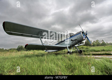 Un biplano sulla airfield vista laterale Foto Stock