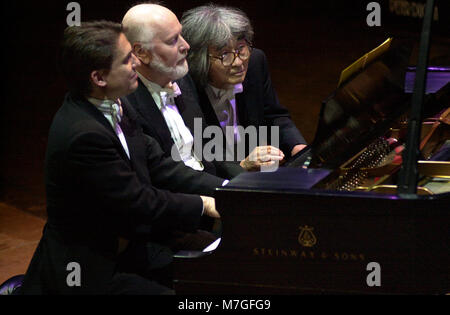 Boston Pops conduttori Keith Lochart (sinistra), John Williams (centro) e Seji Ozawa (destra) eseguire insieme al Boston Pops presso la Boston Symphony Hall di Boston ma USA foto bill belknap Ott 2000 Foto Stock