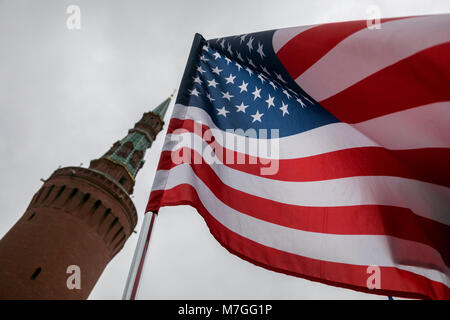 Bandiera nazionale degli Stati Uniti d'America contro lo sfondo della Beklemishev Torre del Cremlino di Mosca, Russia Foto Stock