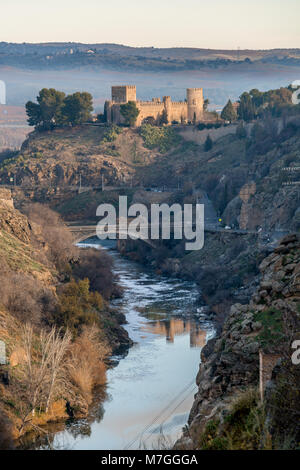 Nebbia di mattina presso il Castello di San Servando, il castello medievale di Toledo, Spagna, riflesso sul fiume Tago raffigurato in El Greco del dipinto vista di Toledo. Foto Stock