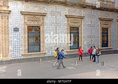 Pedoni fanno la loro strada lungo la Calle de Consdesa accanto alla famosa casa di piastrelle blu in Città del Messico. Foto Stock