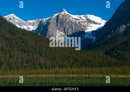 Presidente compreso tra il Lago di Smeraldo, Parco Nazionale di Yoho, British Columbia, Canada Foto Stock