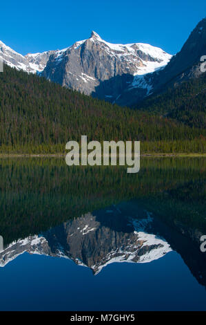 Presidente compreso tra il Lago di Smeraldo, Parco Nazionale di Yoho, British Columbia, Canada Foto Stock