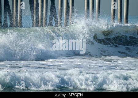 Blu Verde le onde dello oceano Foto Stock