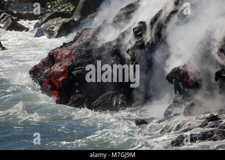 La lava pahoehoe che fluisce dal Kilauea ha raggiunto l'oceano Pacifico vicino Kalapana, Big Island delle Hawaii. Foto Stock