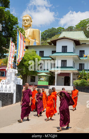 I monaci buddisti a Dambulla tempio nella grotta, conosciuto anche come Tempio d'Oro di Dambulla, un sito del Patrimonio Mondiale in Sri Lanka, situato nella parte centrale Foto Stock