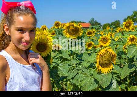 Ragazza nel campo di girasoli Foto Stock