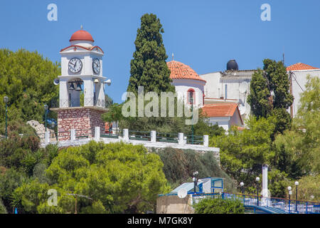 Agios Nikolaos chiesa con torre dell orologio sull'isola di Skiathos, Grecia Foto Stock