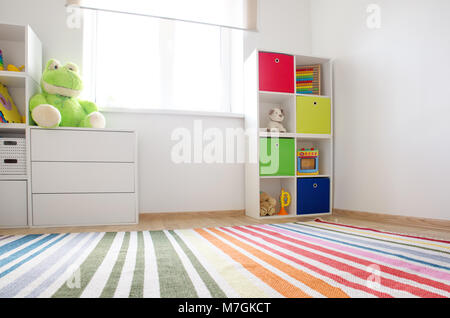 Bambini colorati rooom con pareti bianche e arredamento Foto Stock