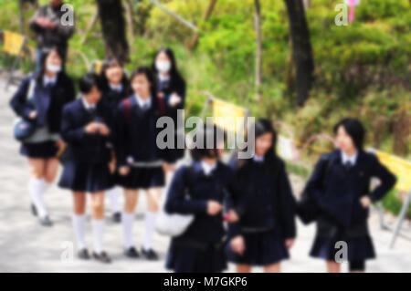 Abstract blur scuola giapponese ragazze in uniforme dello studente in cammino sulla via supporto home dopo la scuola nella stagione primaverile. Essi stanno parlando, sorridente e f Foto Stock